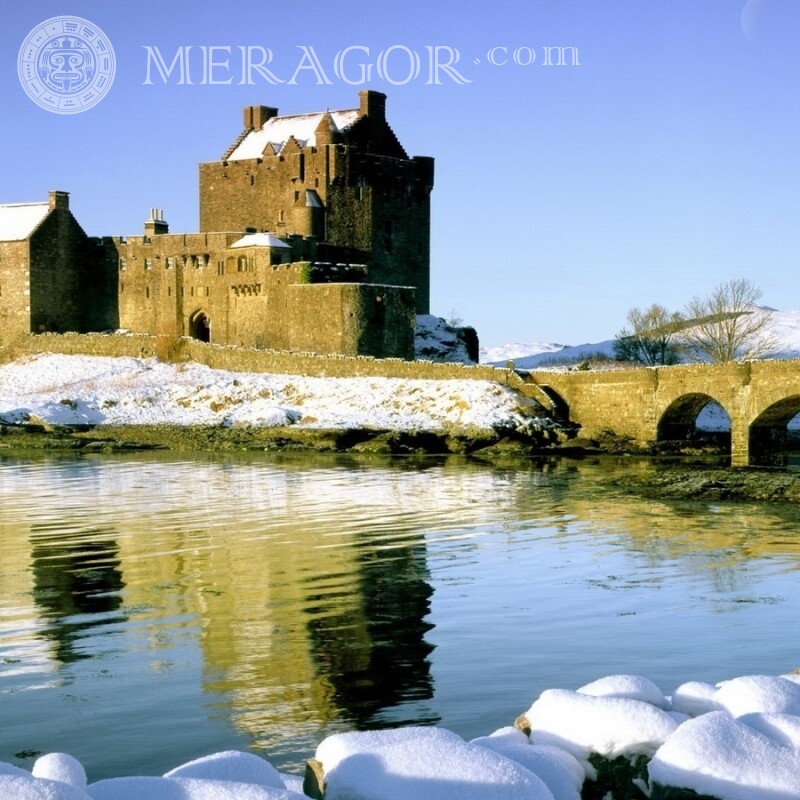 Средневековый замок зимнее фото на аву Здания