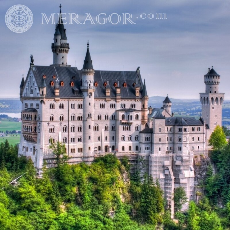 Hermoso castillo medieval en tu foto de perfil Edificios