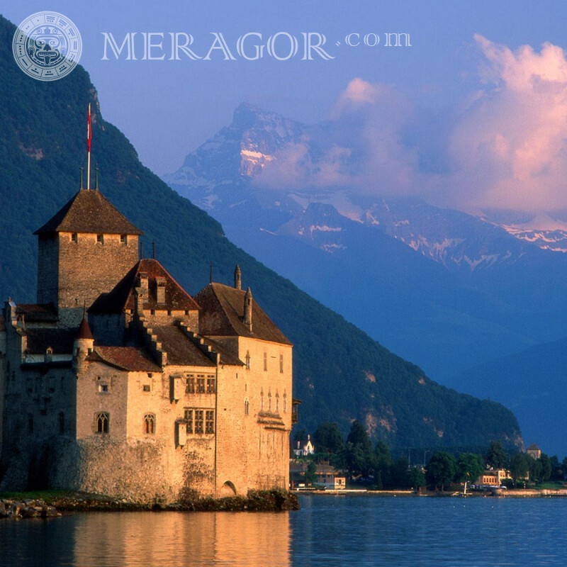 Bâtiment médiéval sur le rivage photo Bâtiments