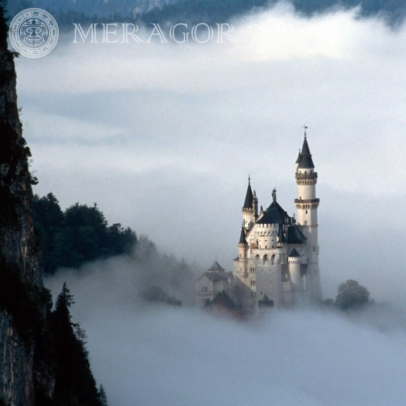 Avatar do castelo medieval no nevoeiro Edifícios