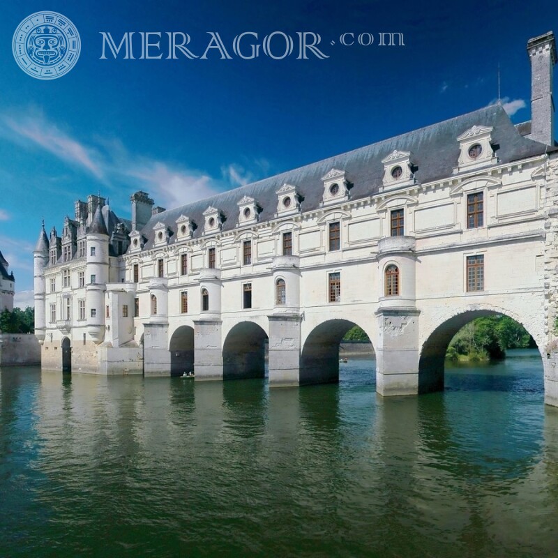 Château-pont blanc sur la photo de profil Bâtiments