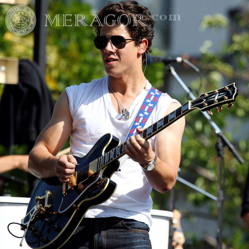Nick Jonas com uma guitarra na foto do perfil Músicos, dançarinos Em óculos de sol Pessoa, retratos Rapazes