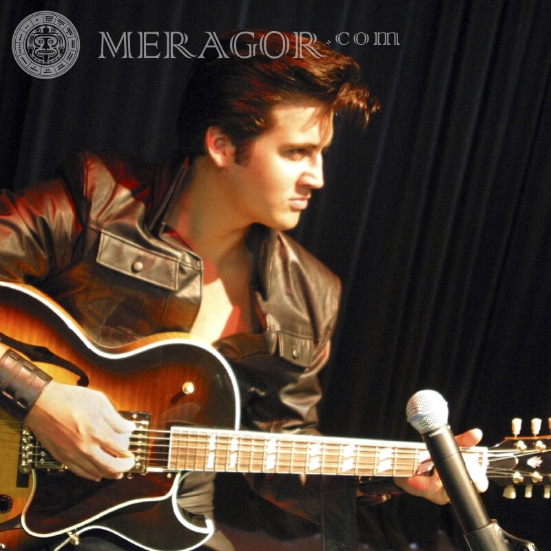 Elvis Presley avec un jeune avatar de guitare Musiciens, danseurs Gars Hommes Célébrités