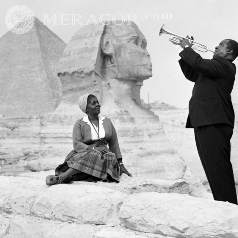 Louis Armstrong aux pyramides en Egypte avatar Musiciens, danseurs Noirs Célébrités