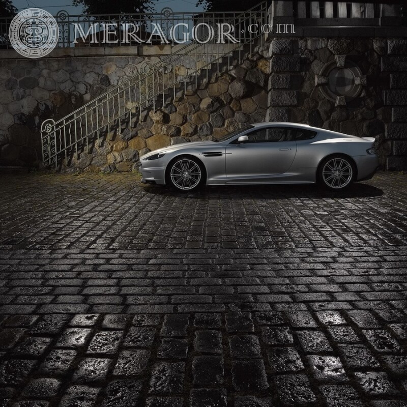 Imagen de un Aston Martin genial en la portada de la página Autos Transporte