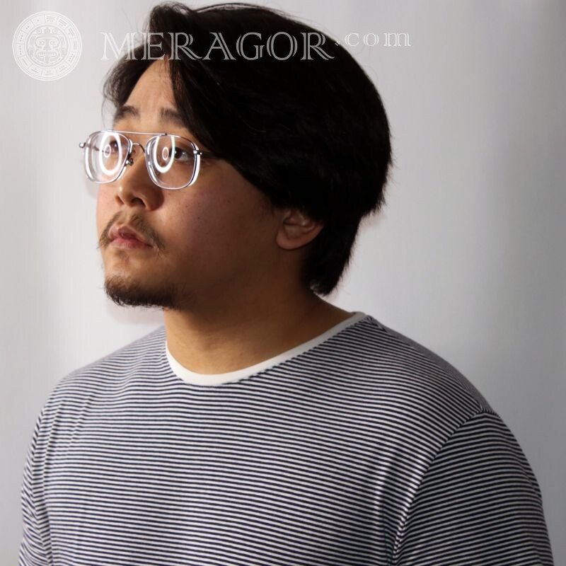 Foto bonita de um homem japonês com óculos Аsiáticos Em óculos de sol Pessoa, retratos