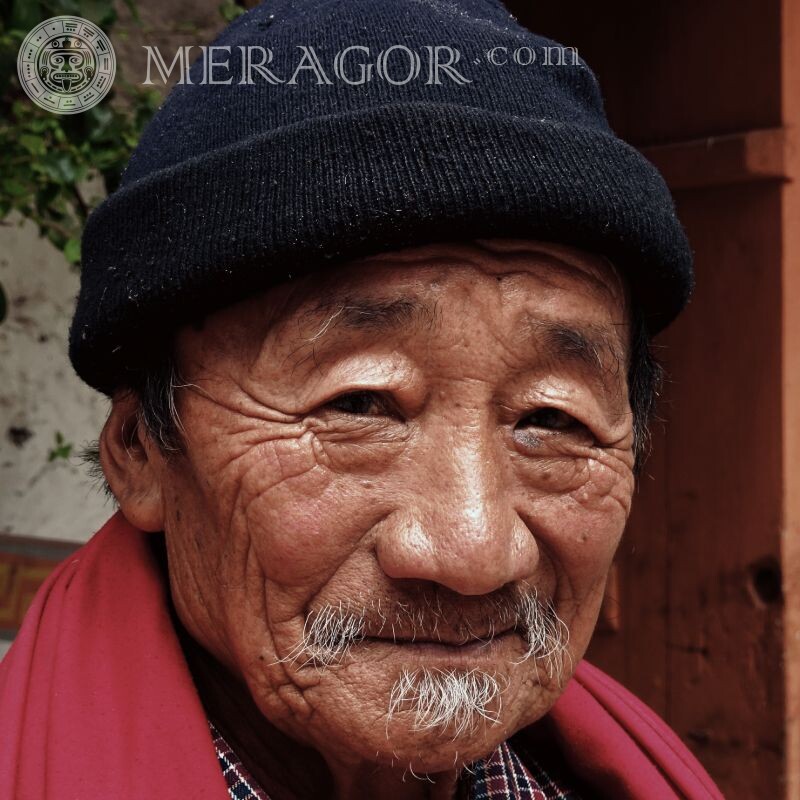 Chinesisches Großvaterporträtfoto für Avatar Gesichter, Porträts Asiaten Chinesisch In der Kappe