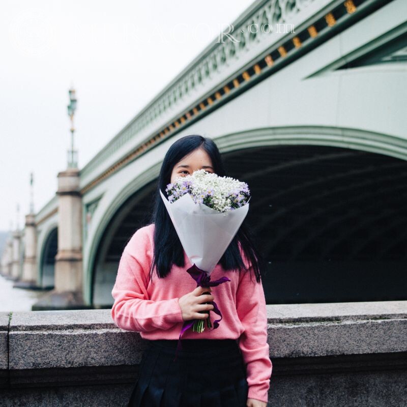 Fille avec un bouquet sans visage sur l'avatar Sans visage Asiatiques Bruns