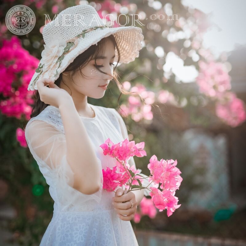 Красивое фото на аву для девушки китаянка с цветами Красивые Азиаты Брюнетки В шапке