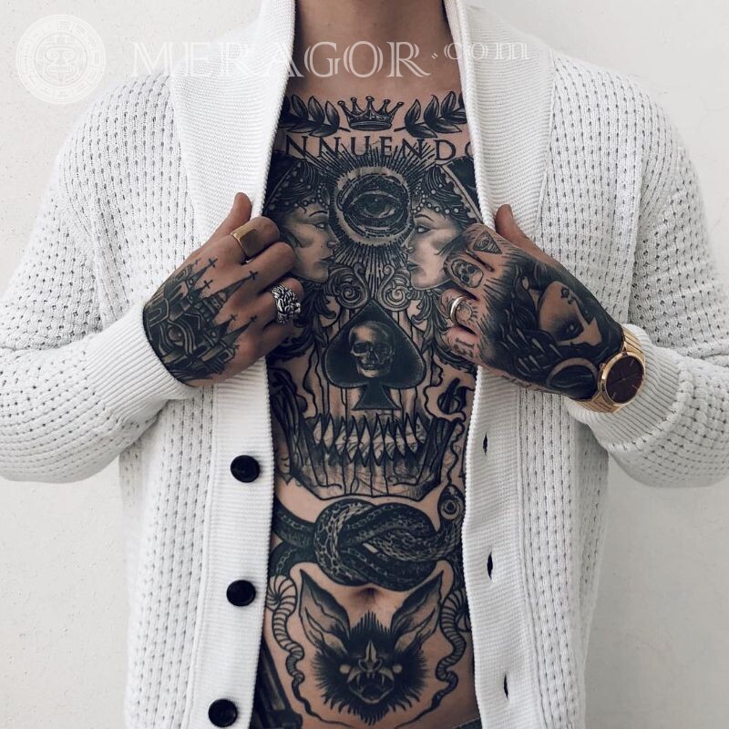 Tatuagens no avatar de um cara em VK Com piercings, tatuagens Sem rosto Para VK Rapazes
