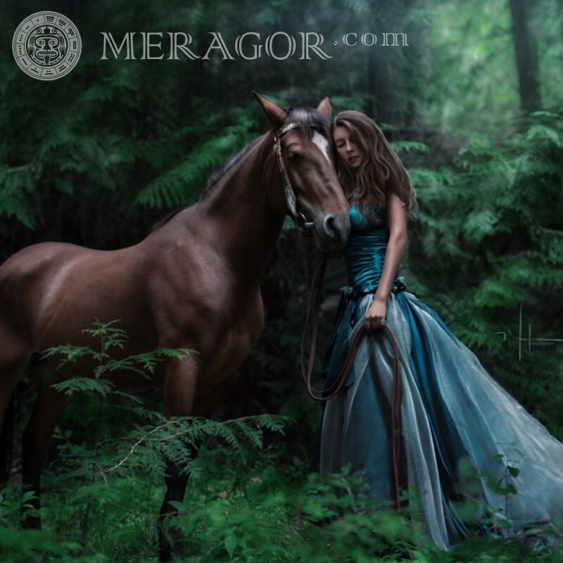 Mädchen und Pferd im Wald Pferde Im Kleid In voller Größe