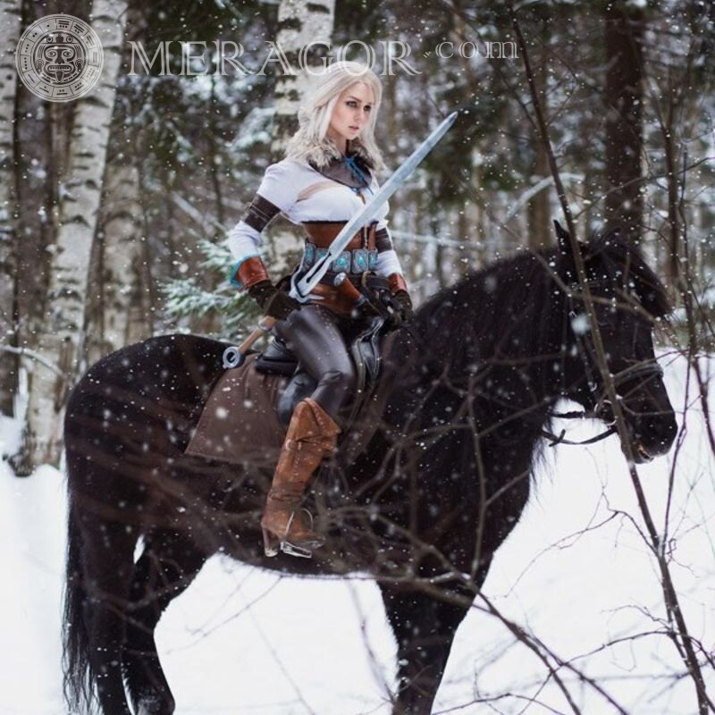 Девушка на коне косплей на аву С оружием Аниме, рисунок Блондинки Девушки
