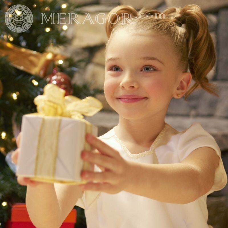 Chica con un avatar de regalo para año nuevo Niñas Fiesta