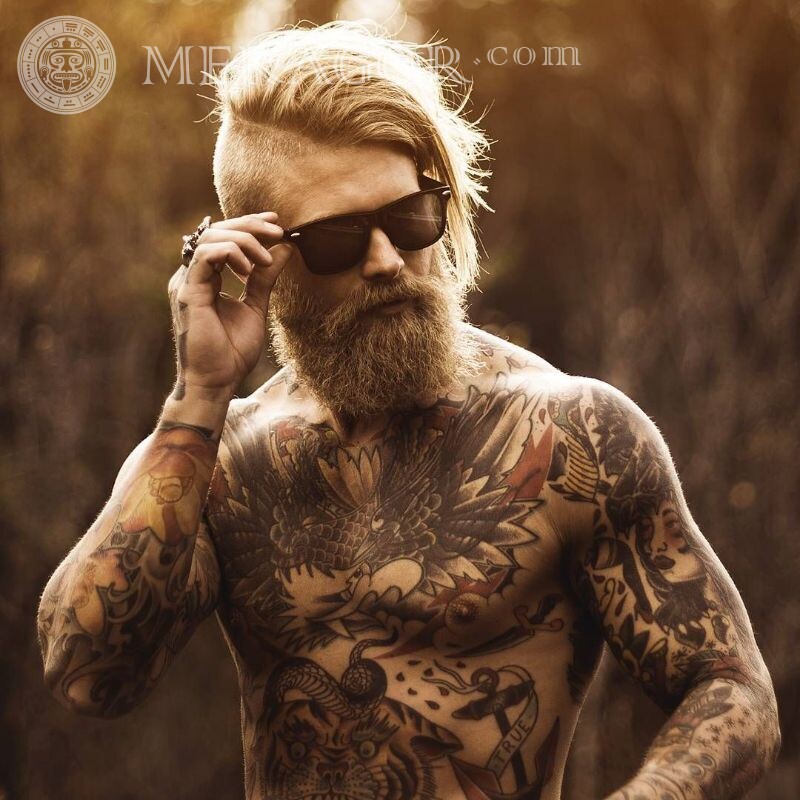 Мужик з бородою і татуюваннями картинка на аву Бородати В окулярах Крутий Чоловічий