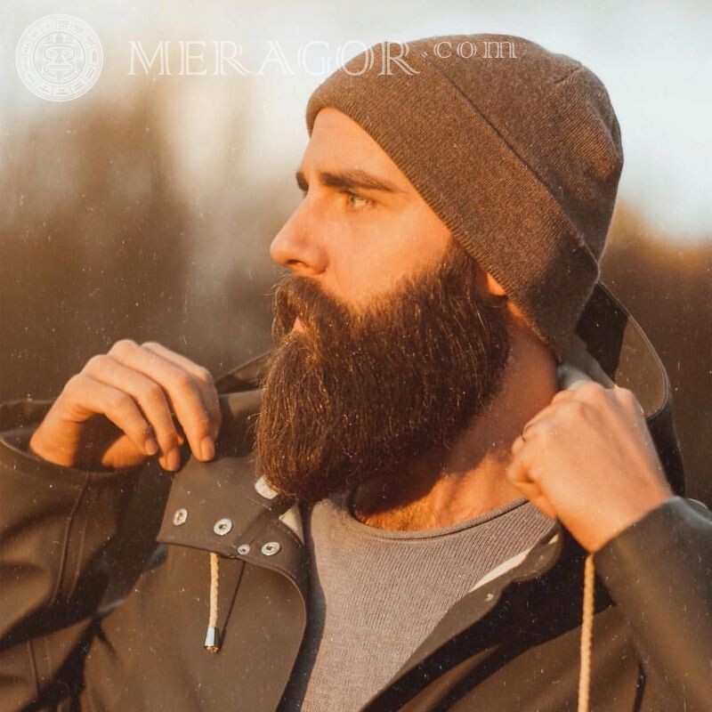 Foto de un hombre con barba simple. En la tapa Caras, retratos Rostros de hombres