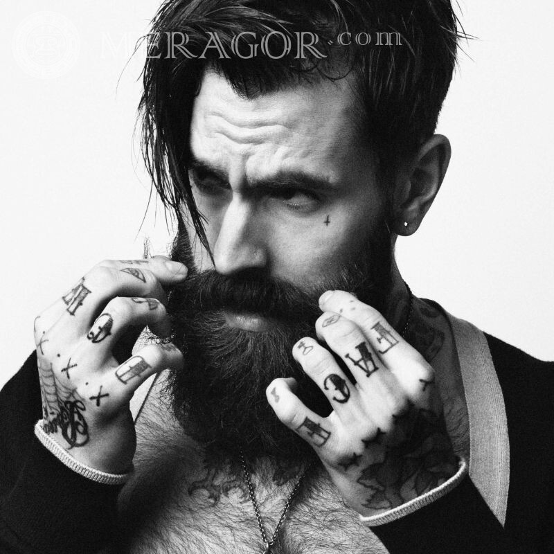 Mec avec des tatouages ​​de barbe et d'avatar Barbu Visages, portraits Visages d'hommes Cool