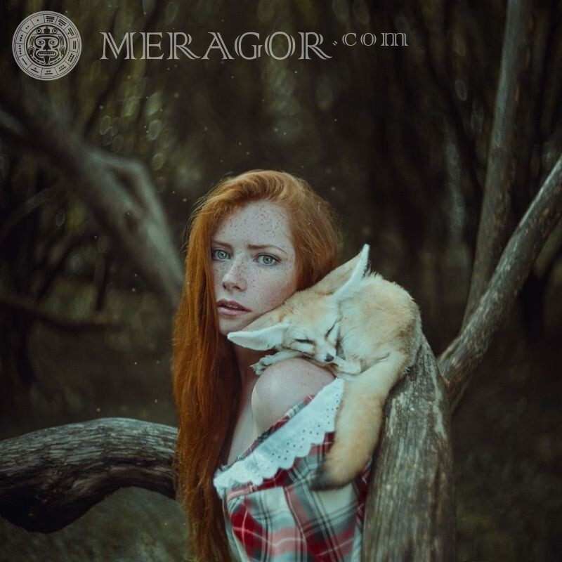 Foto de garota ruiva com uma raposa Ruivo Meninas adultas Raposa Verão