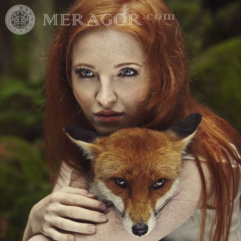 Photo d'une fille avec un renard Renards Visages, portraits Roux