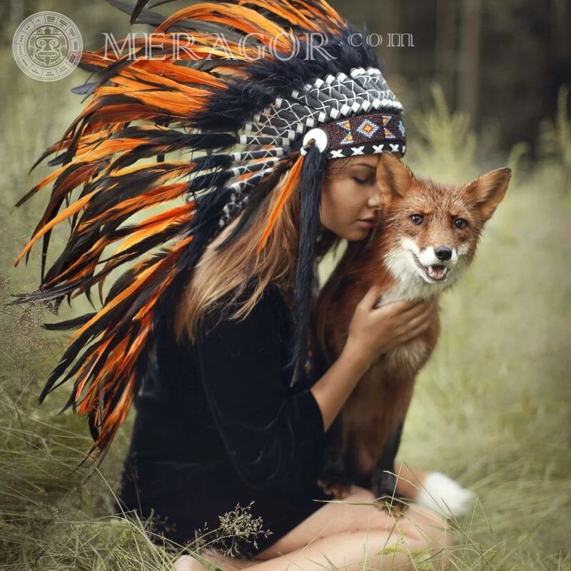 Linda foto de uma garota com uma raposa Meninas adultas Na tampa Meninas