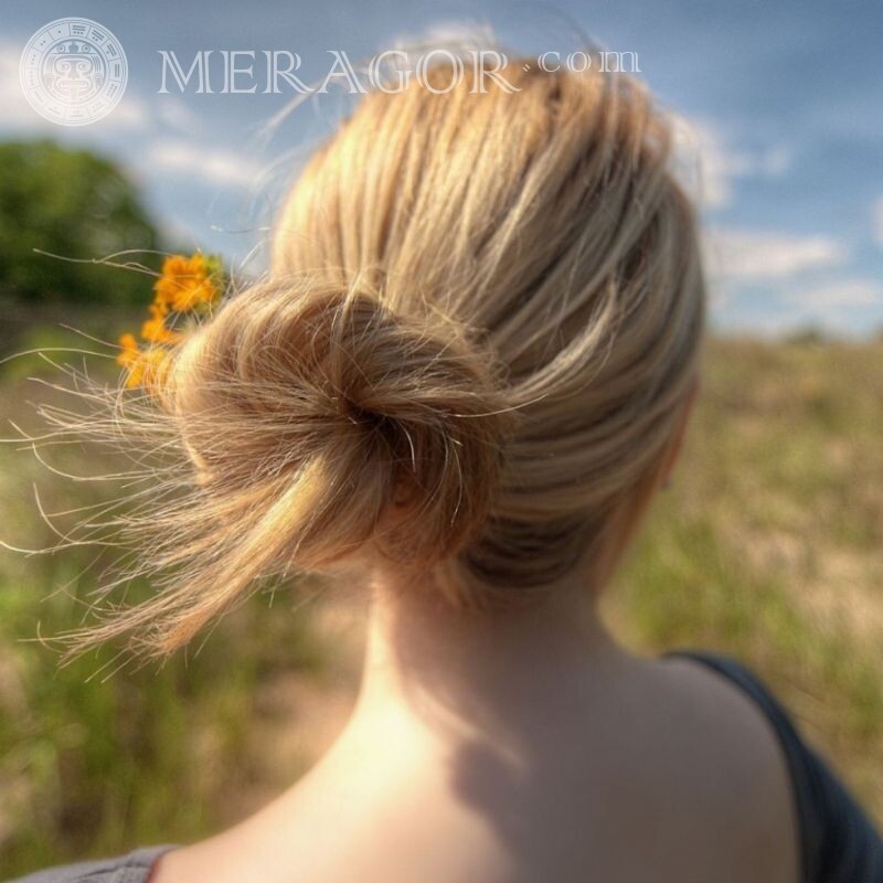 Foto de cabello de la espalda a la foto de perfil de una rubia. De atrás