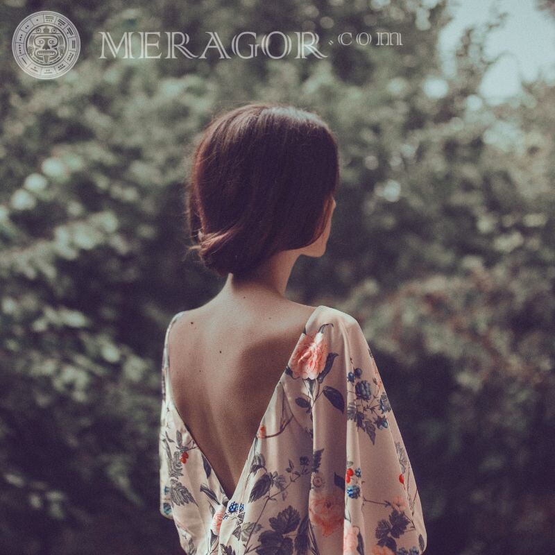 Foto de una niña con una hermosa espalda De atrás