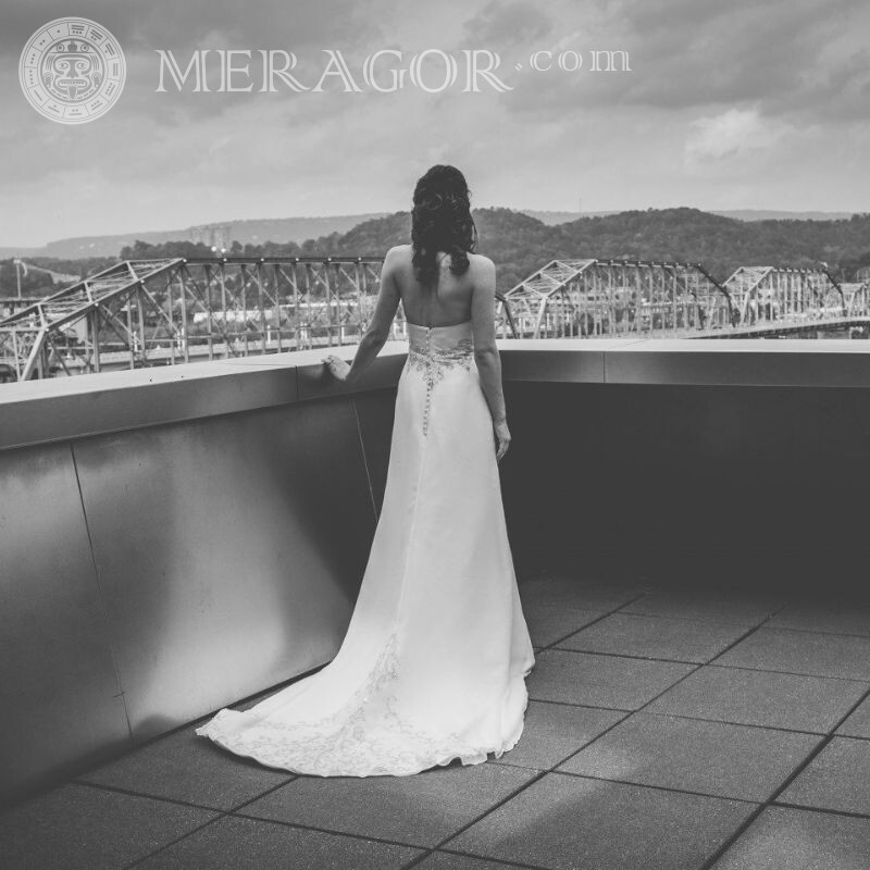 Schwarzweiss-Foto der Braut auf dem Profilbild von der Rückseite Von hinten Schwarz-weisse