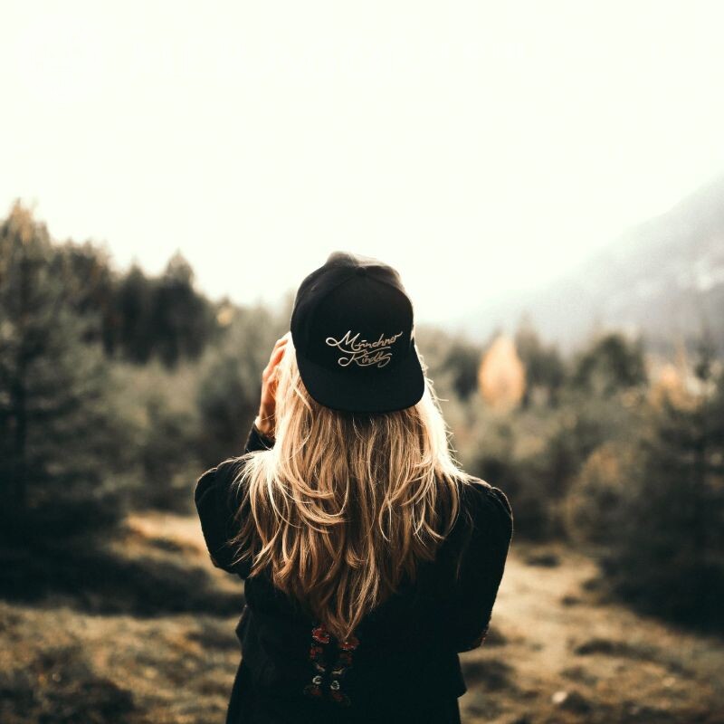 Blonde dans une casquette de l'arrière à la photo de profil Au chapeau De dos