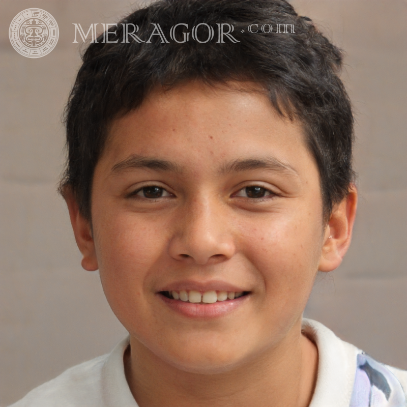Téléchargez une photo un garçon sur fond gris pour un profil Visages de garçons Infantiles Jeunes garçons Visages, portraits
