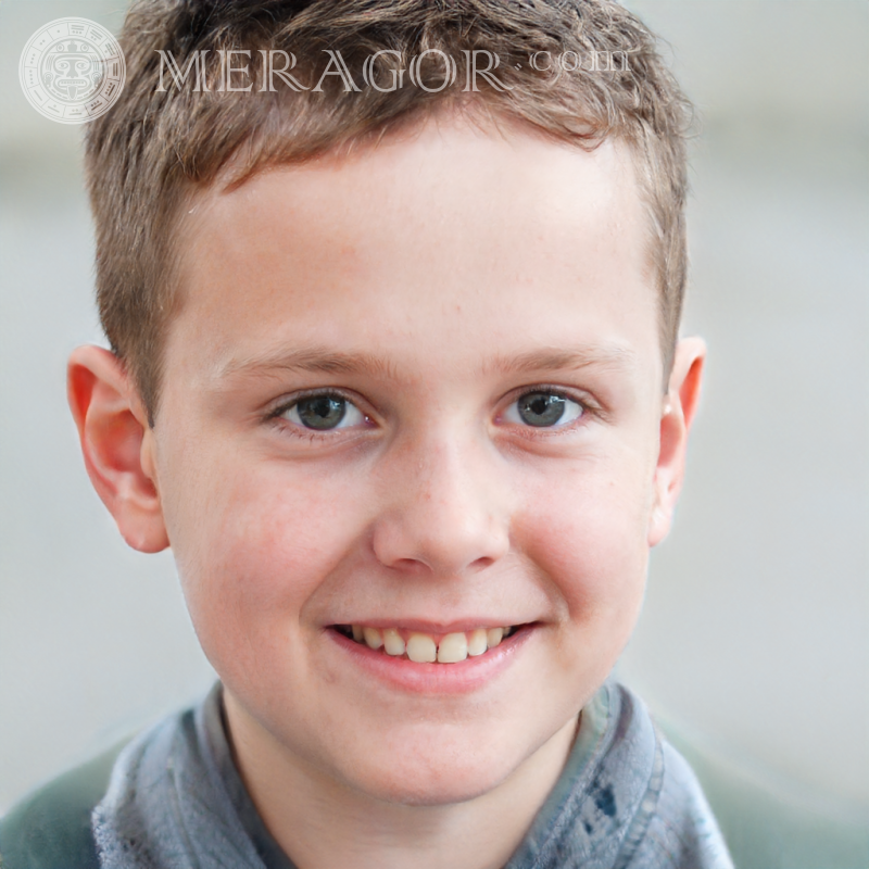 Fröhliches Jungengesicht auf grauem Hintergrund für Seite Gesichter von Jungen Kindliche Jungen Gesichter, Porträts