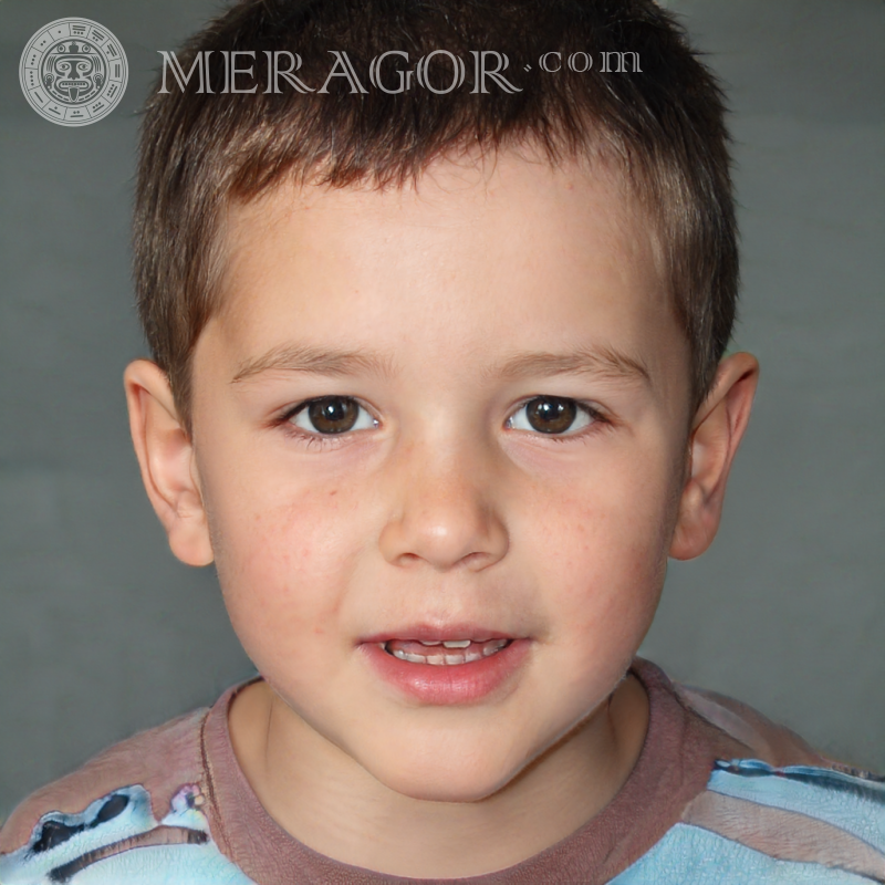 Porträt eines süßen Jungen auf grauem Hintergrund Gesichter von Jungen Kindliche Jungen Gesichter, Porträts