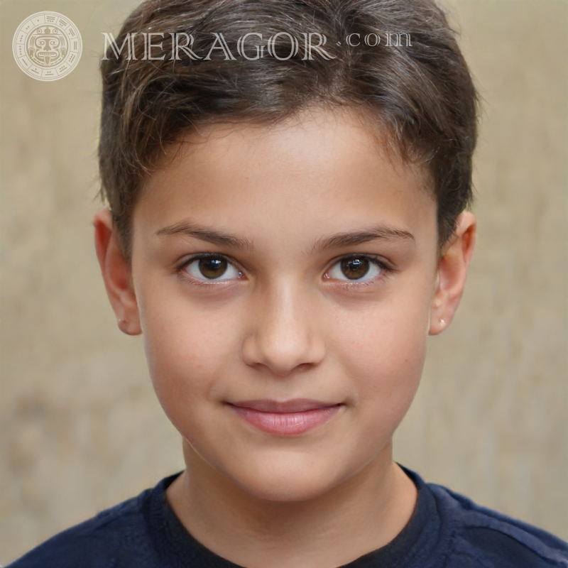 Porträt eines Jungen auf beigem Hintergrund für Pinterest Gesichter von Jungen Kindliche Jungen Gesichter, Porträts