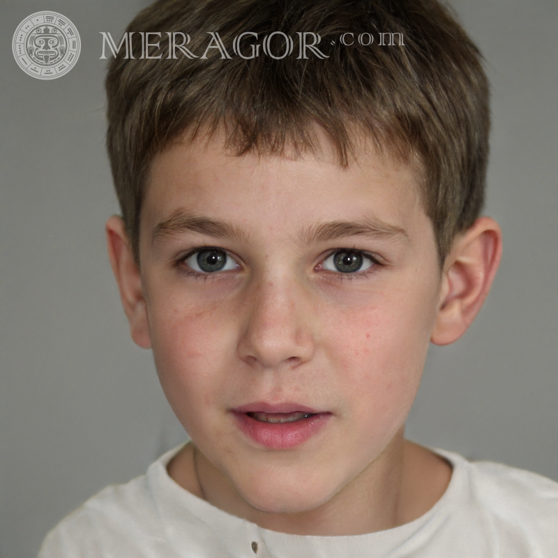 Foto de um menino em um fundo cinza de 50 por 50 pixels Rostos de meninos Infantis Meninos jovens Pessoa, retratos