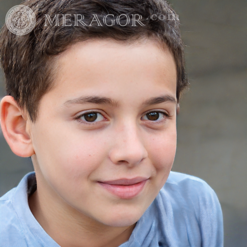 Téléchargez une photo un garçon joyeux pour jouer Visages de garçons Infantiles Jeunes garçons Visages, portraits