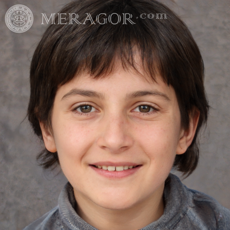 Foto de un niño sobre un fondo gris para TikTok Rostros de niños Infantiles Chicos jóvenes Caras, retratos