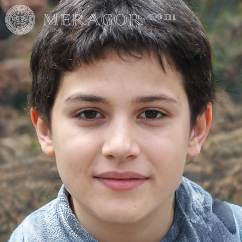 Porträt eines Jungen mit dunklen Haaren auf der Straße Gesichter von Jungen Kindliche Jungen Gesichter, Porträts