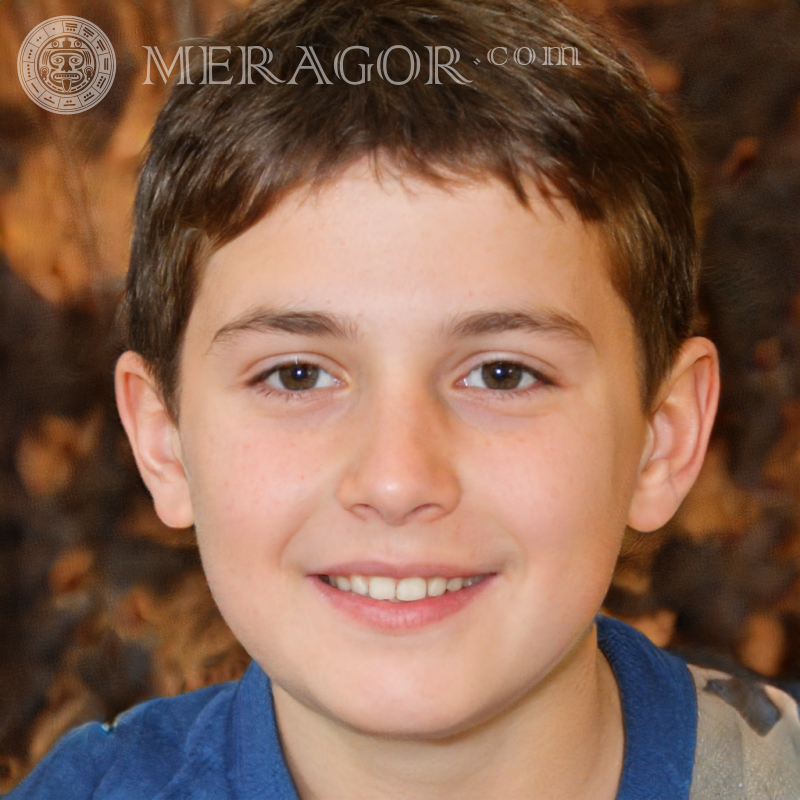 Porträt eines fröhlichen Jungen mit dunklen Haaren Gesichter von Jungen Kindliche Jungen Gesichter, Porträts
