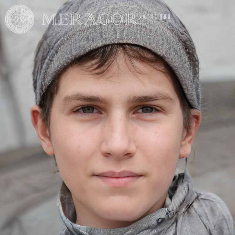 Porträt eines Jungen mit Hut auf der Straße Gesichter von Jungen Kindliche Jungen Gesichter, Porträts