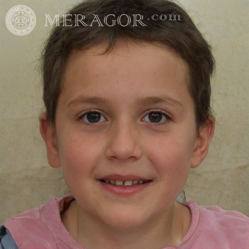 Laden Sie das Porträt eines Jungen mit kurzem Haarschnitt herunter Gesichter von Jungen Kindliche Jungen Gesichter, Porträts