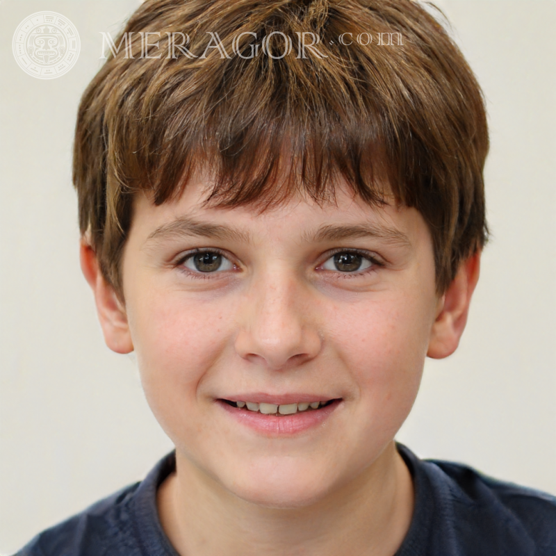 Laden Sie das Porträt eines Jungen auf hellem Hintergrund herunter Gesichter von Jungen Kindliche Jungen Gesichter, Porträts