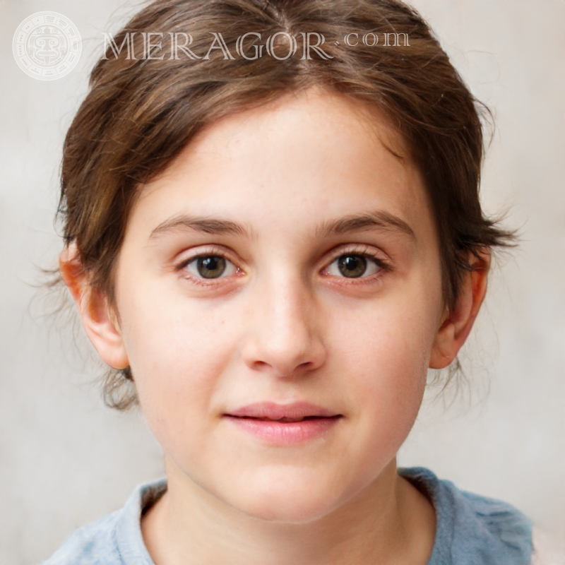 Descargar retrato de un niño de cabello castaño sobre un fondo claro Rostros de niños Infantiles Chicos jóvenes Caras, retratos