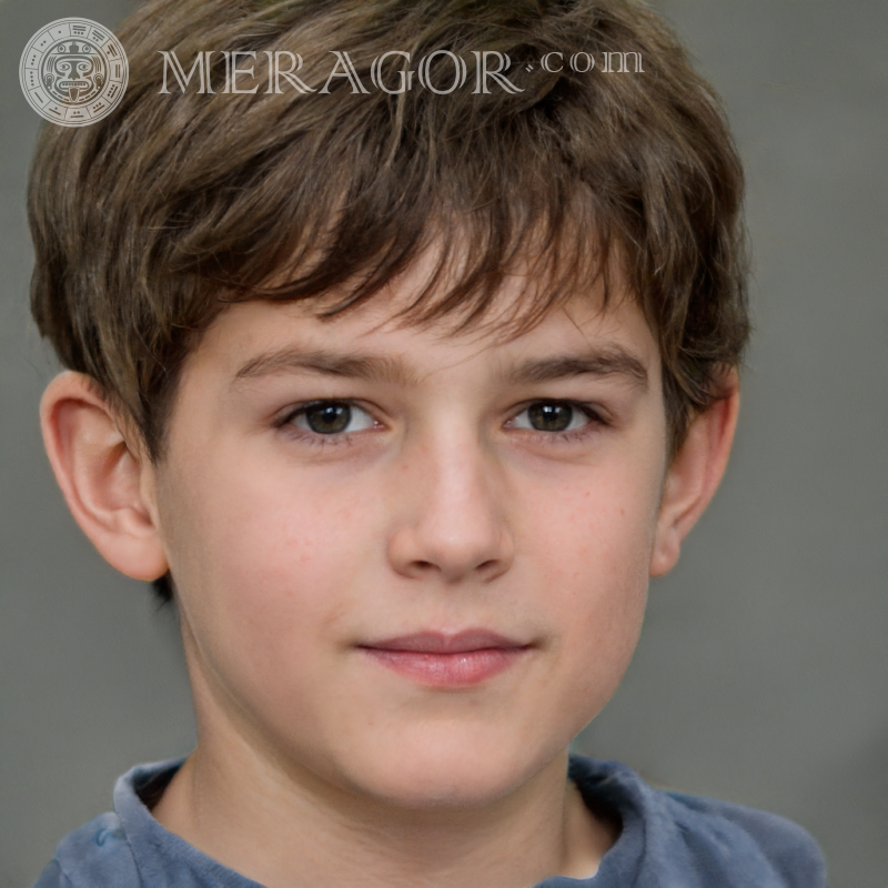 Visage de garçon sur la photographie de fond gris Visages de garçons Infantiles Jeunes garçons Visages, portraits