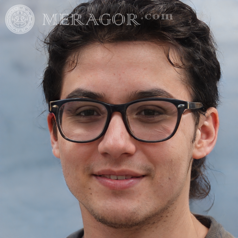 Portrait un mec à lunettes sur YouTube Visages de jeunes hommes