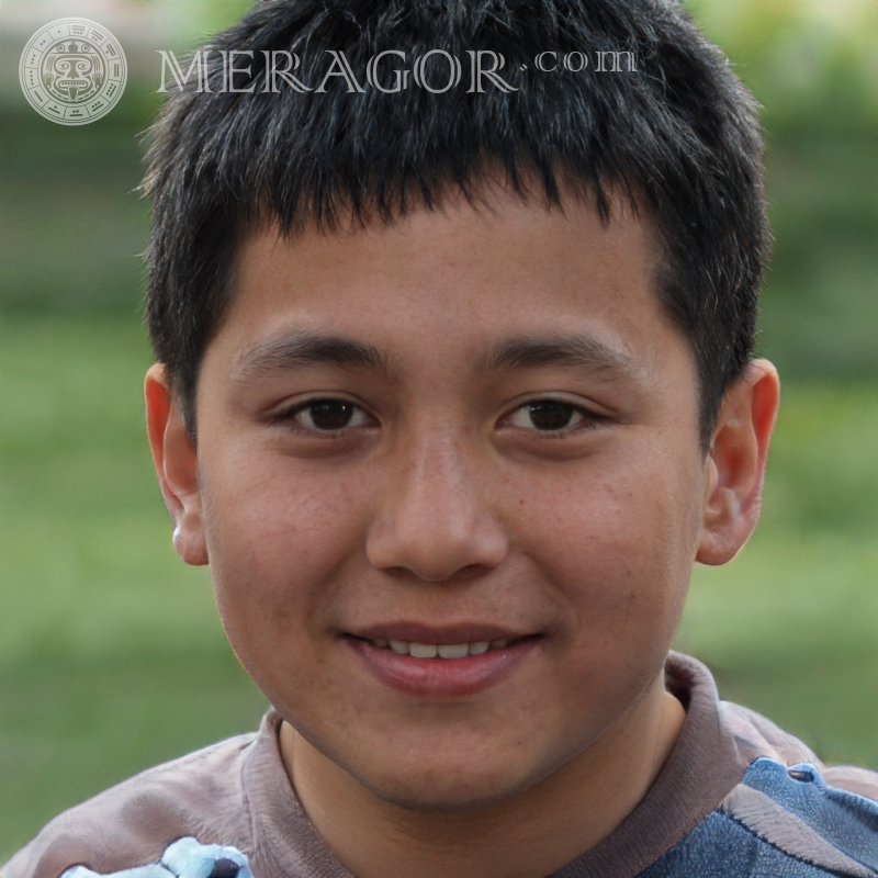 Foto eines brünetten Jungen auf der Straße Gesichter von Jungen Kindliche Jungen Gesichter, Porträts