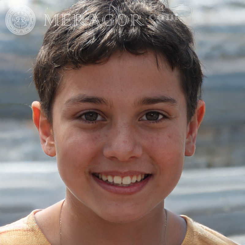 Foto de un niño alegre en la calle Rostros de niños Infantiles Chicos jóvenes Caras, retratos