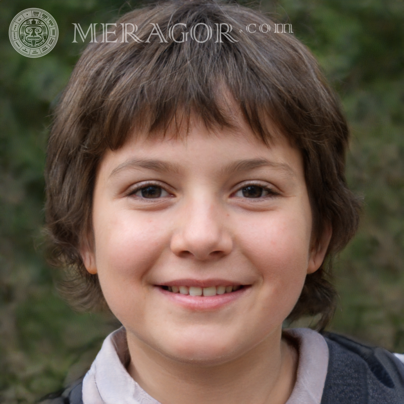Foto eines braunhaarigen Jungen in der Natur Gesichter von Jungen Kindliche Jungen Gesichter, Porträts