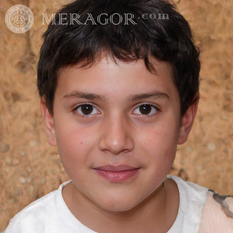 Foto von lächelndem Brunet-Boy Gesichter von Jungen Kindliche Jungen Gesichter, Porträts