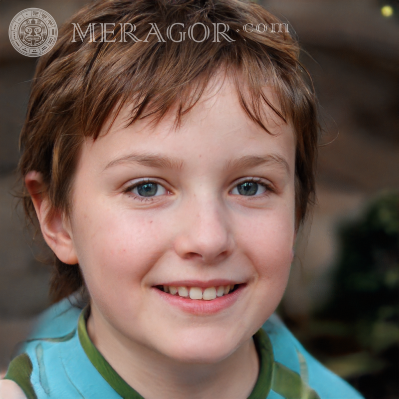 Foto de un niño de cabello castaño sonriente Rostros de niños Infantiles Chicos jóvenes Caras, retratos