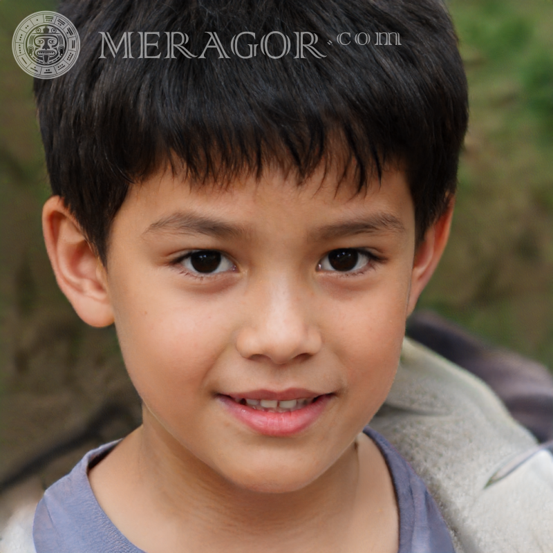 Foto de um menino sorridente com cabelo escuro Rostos de meninos Infantis Meninos jovens Pessoa, retratos