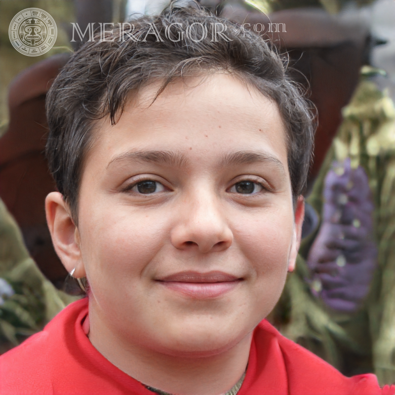 Foto de um menino sorridente na rua Rostos de meninos Infantis Meninos jovens Pessoa, retratos