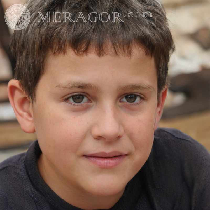 Foto eines Jungen mit dunklen Haaren Gesichter von Jungen Kindliche Jungen Gesichter, Porträts